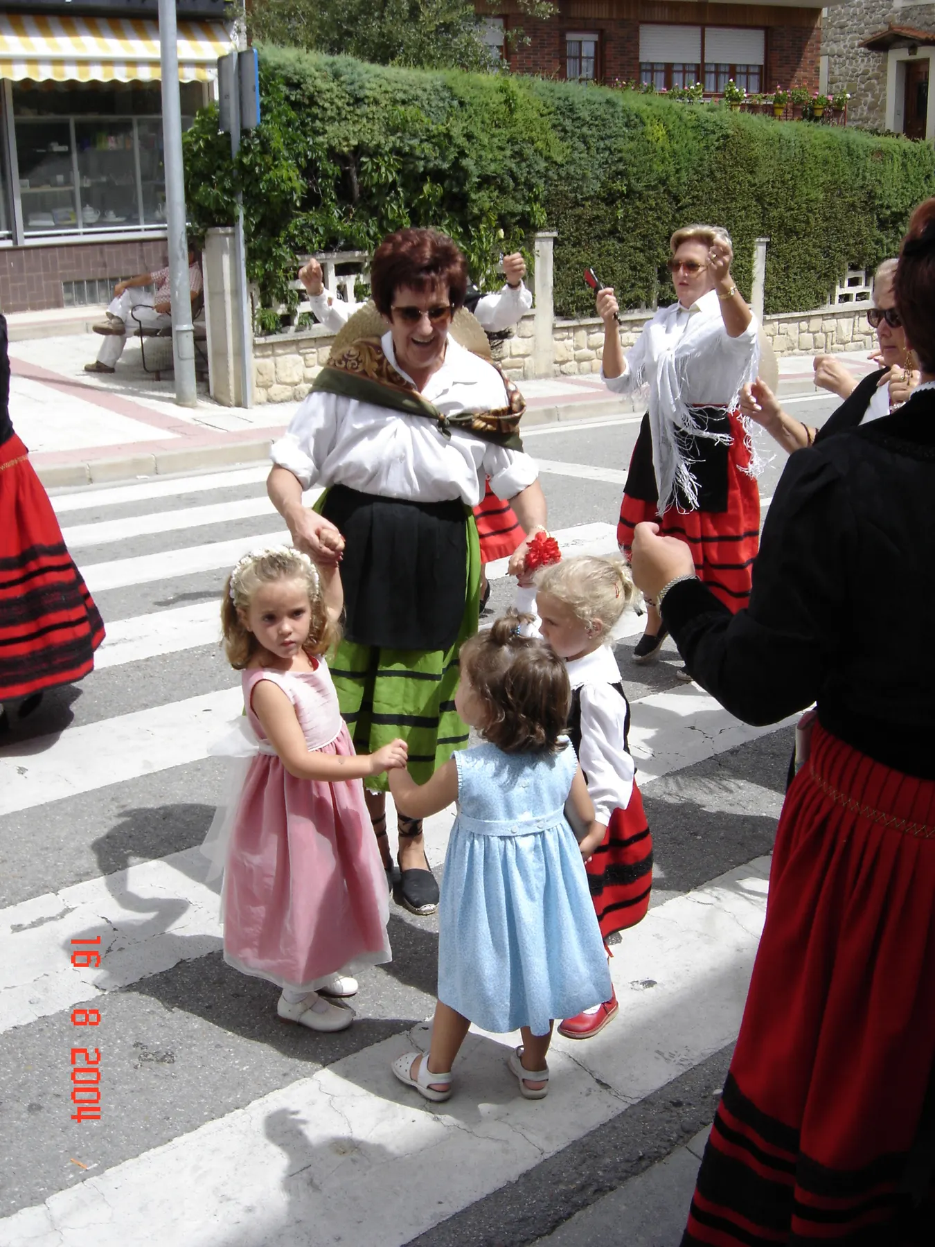 Fiesta del pueblo: baile tradicional con las niñas en el centro