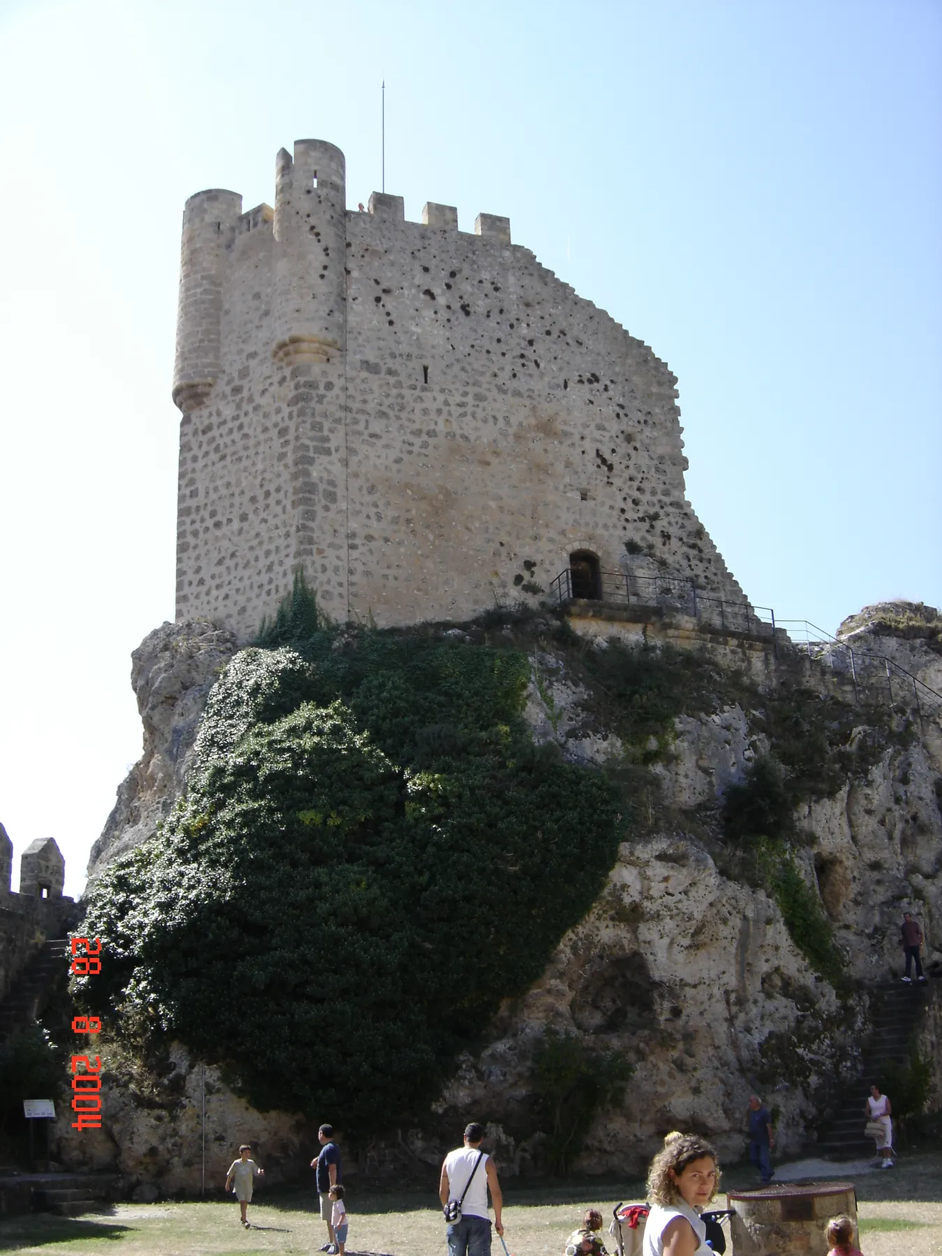 El castillo de Frías alzándose sobre la roca del pueblo