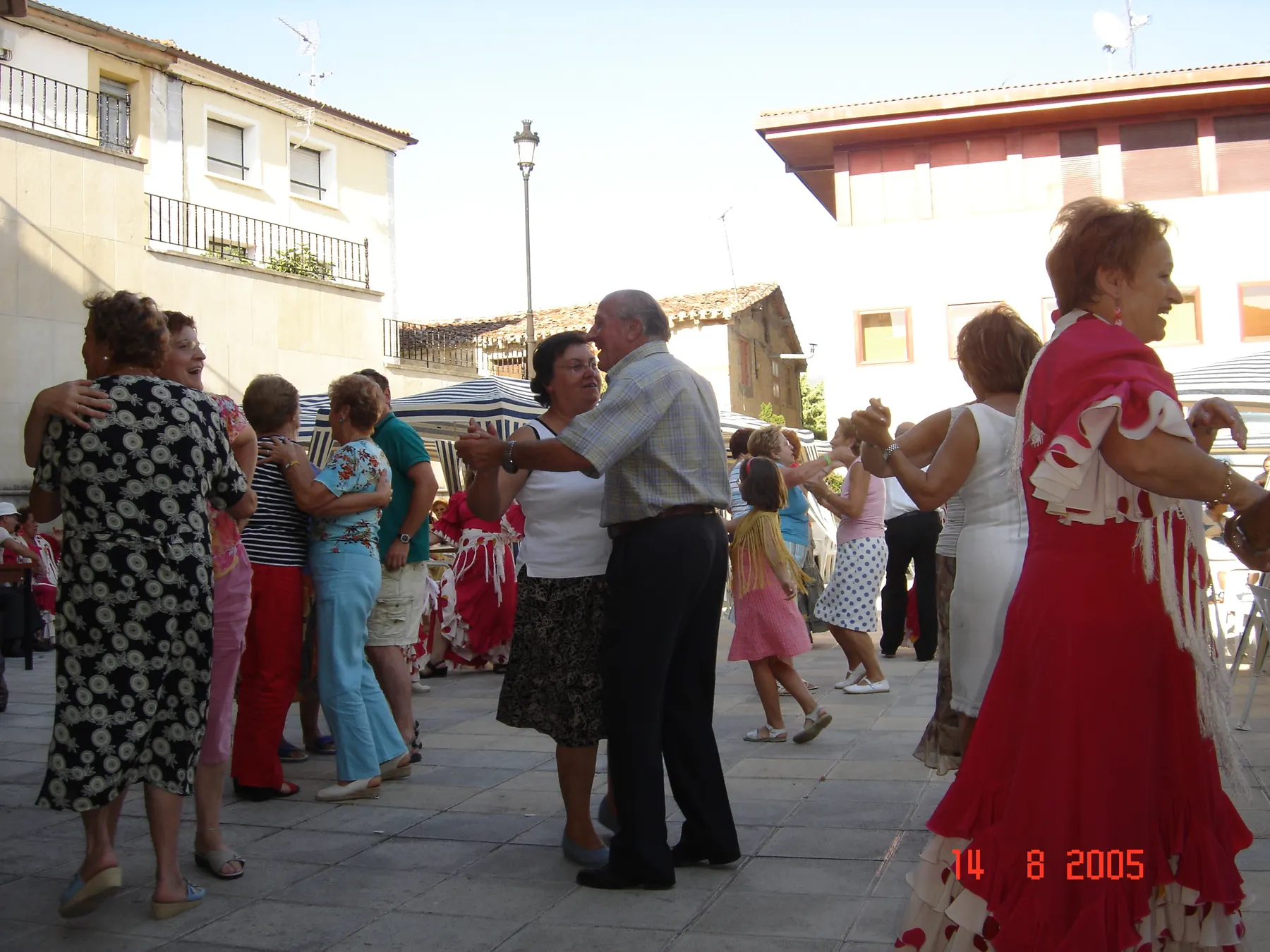 Baile de parejas en la plaza durante las fiestas
