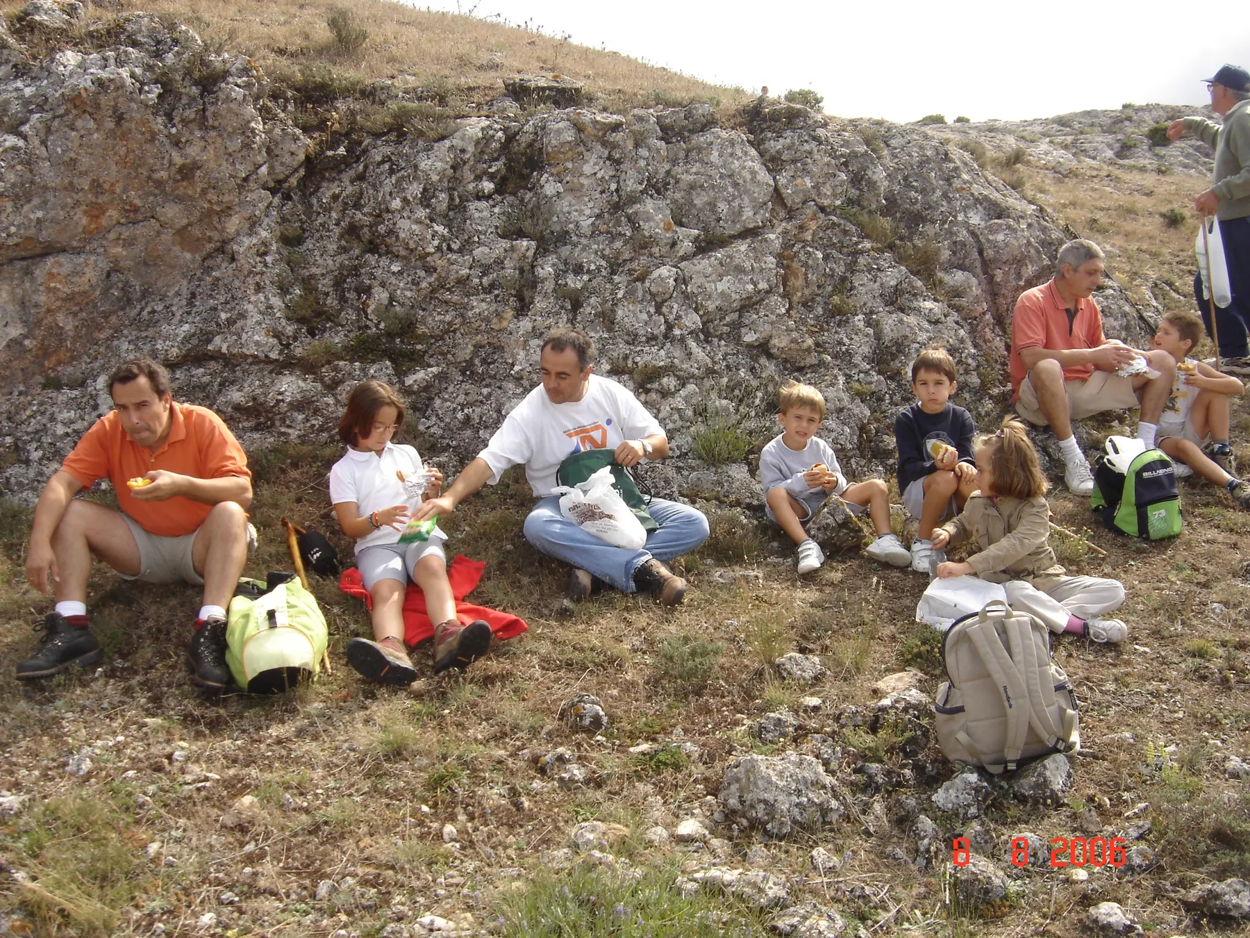Merienda en el campo, sentados sobre las rocas del monte