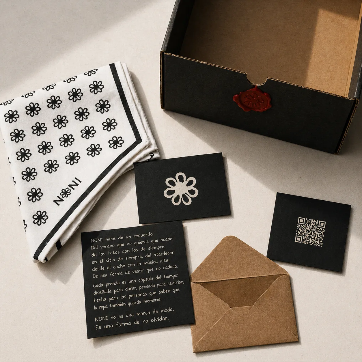 Seeding kit de NONI: pañuelo, nota manuscrita y tarjeta con girasol en relieve